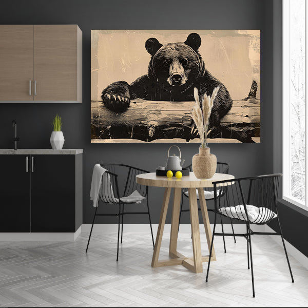 Beer leunend op boomstam in zwart-witcanvas