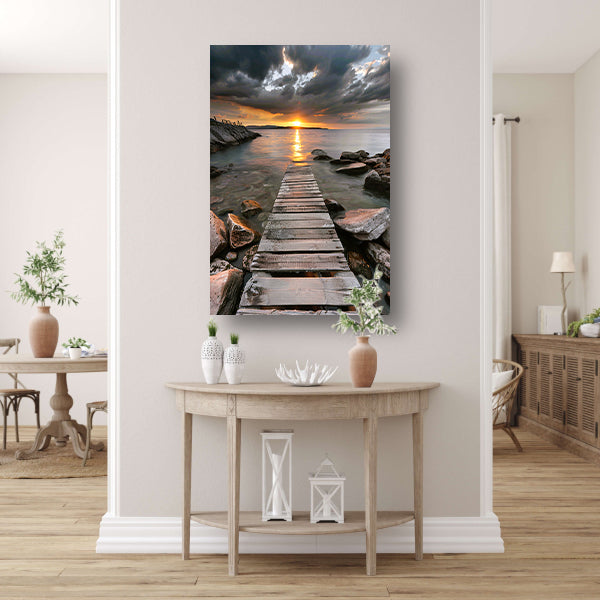 Gouden zonsondergang met dramatische wolken en steiger acrylglas