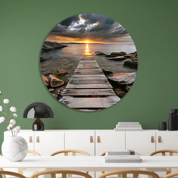 Gouden zonsondergang met dramatische wolken en steiger aluminium muurcirkel
