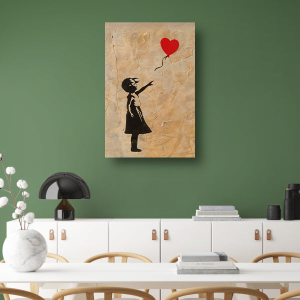 Meisje reikt naar zwevend hart op gebarsten achtergrond canvas