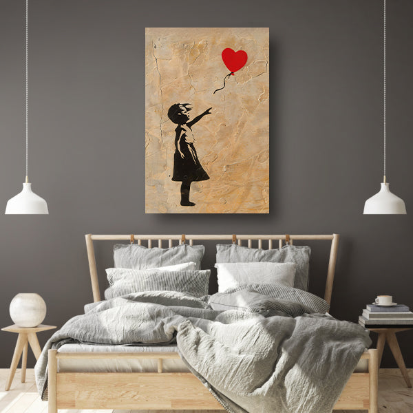 Meisje reikt naar zwevend hart op gebarsten achtergrond canvas