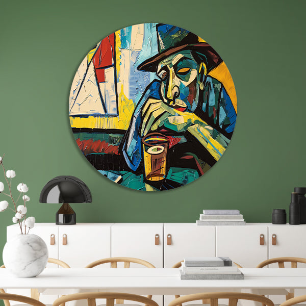 Man in café met kaart en glas aluminium muurcirkel