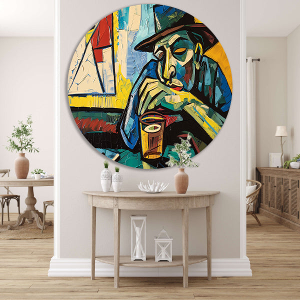 Man in café met kaart en glas aluminium muurcirkel