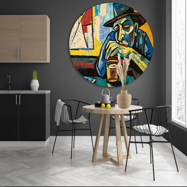 Man in café met kaart en glas aluminium muurcirkel