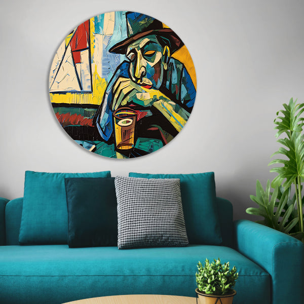 Man in café met kaart en glas aluminium muurcirkel