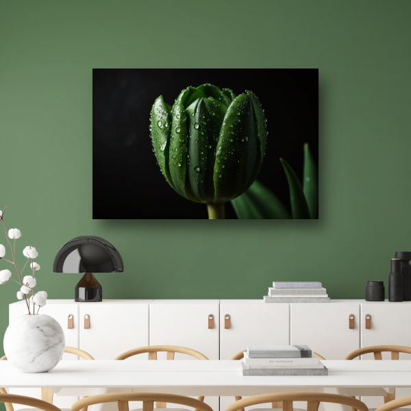 Donkergroene Tulp met Dauw op Zwart poster