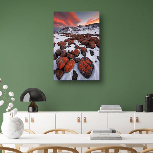 Adembenemend besneeuwd berglandschap met rode rotsen poster
