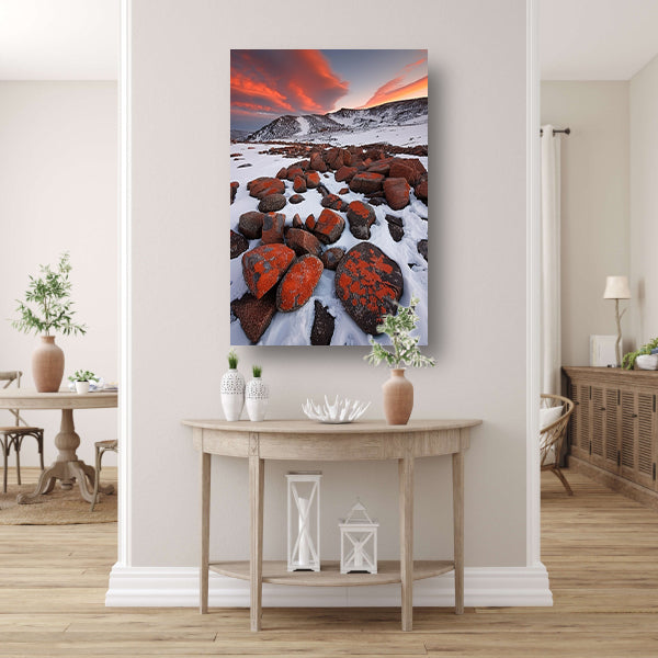 Adembenemend besneeuwd berglandschap met rode rotsen poster