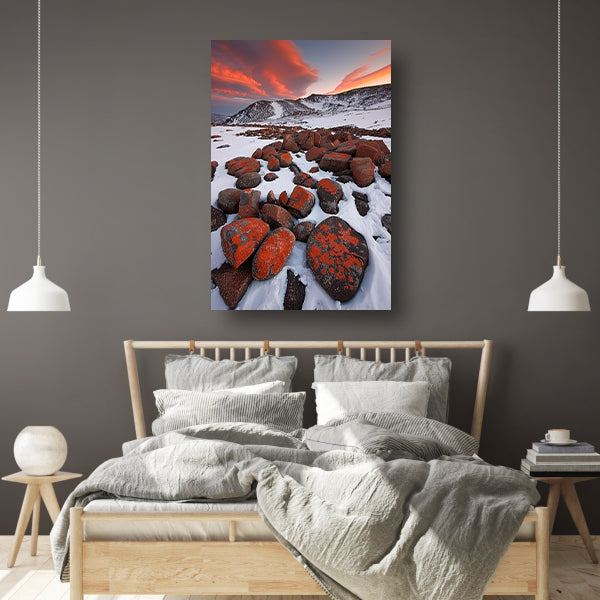 Adembenemend besneeuwd berglandschap met rode rotsen poster