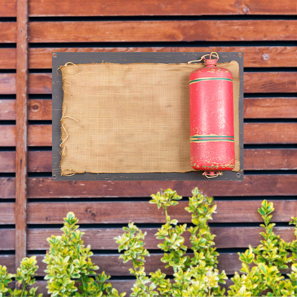 Vintage vuurblusser met verweerd doek tuinposter