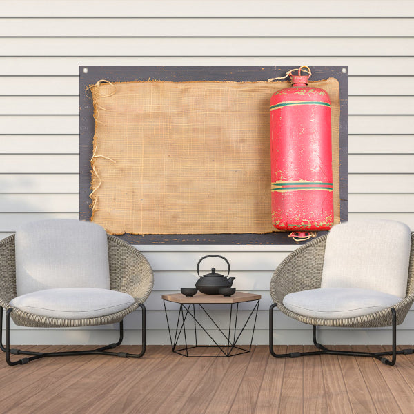 Vintage vuurblusser met verweerd doek tuinposter
