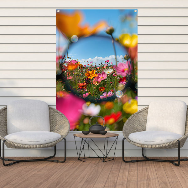 Close-up van kleurrijke bloemen in veld tuinposter