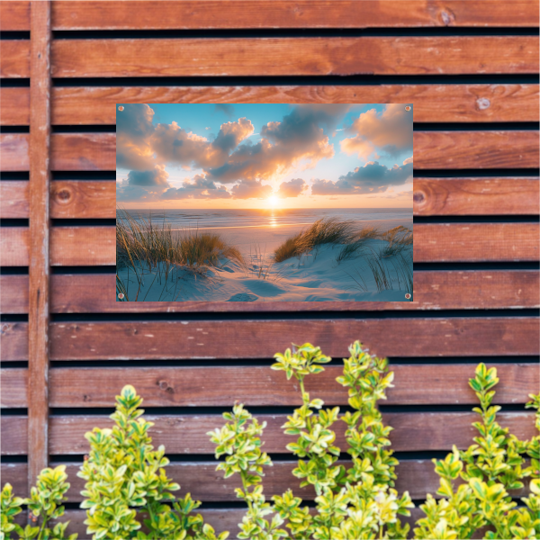 Betoverende zonsopgang op een rustig zandstrand tuinposter