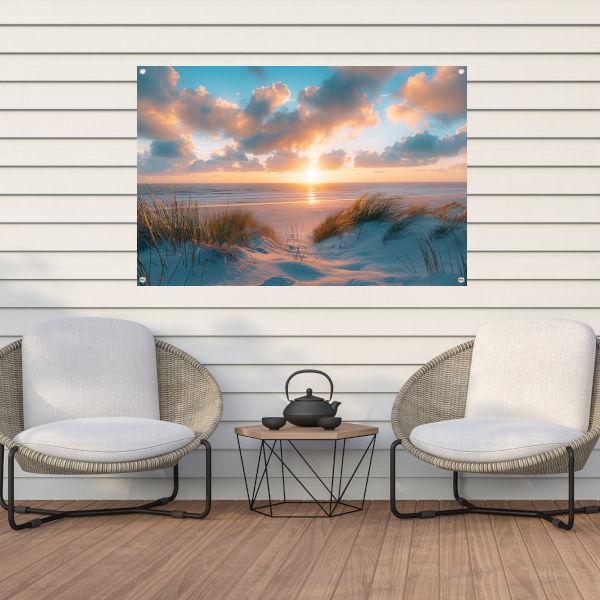 Betoverende zonsopgang op een rustig zandstrand tuinposter
