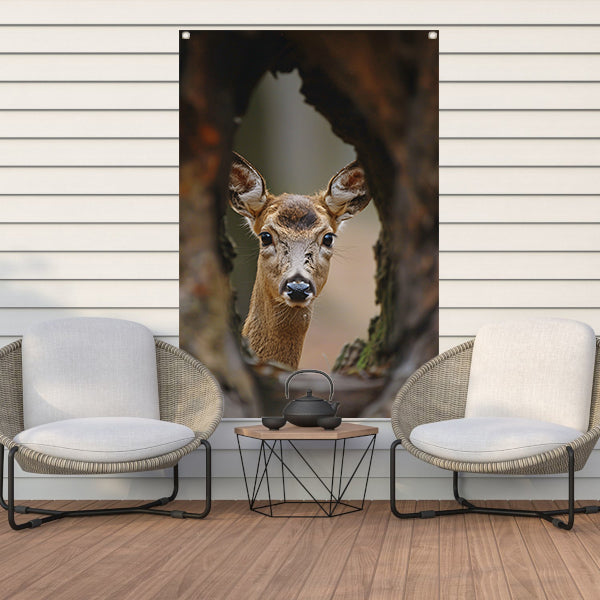Ree kijkt door boomopening tuinposter