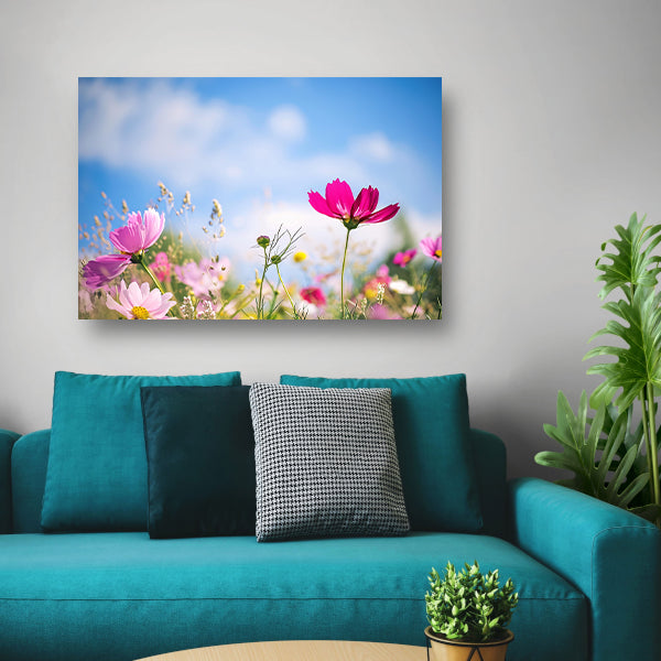 Heldere bloemen tegen een blauwe hemel canvas