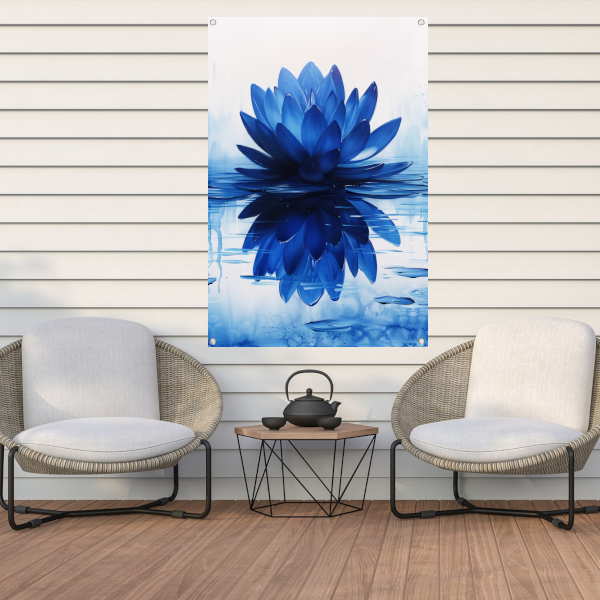 Abstracte blauwe lotusbloem met waterreflectie tuinposter