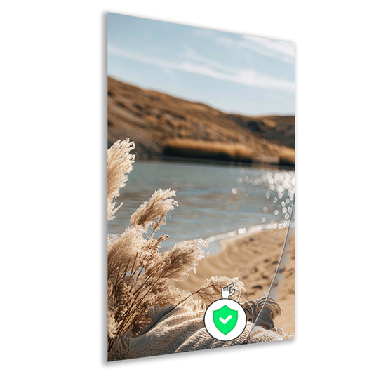 Rietpluimen aan een kalm meer poster