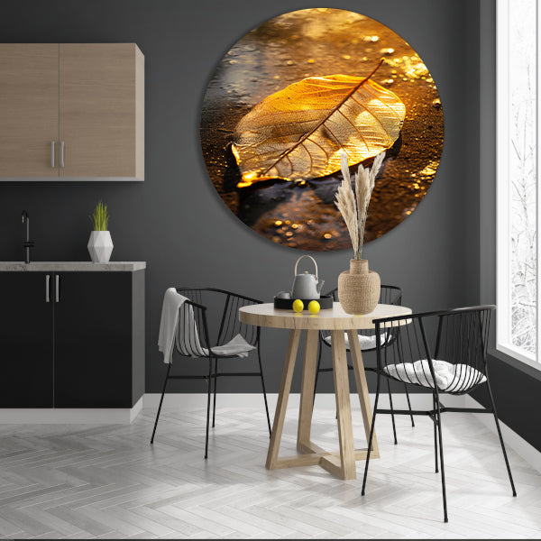 Herfstblad in gouden licht op natte ondergrond aluminium muurcirkel