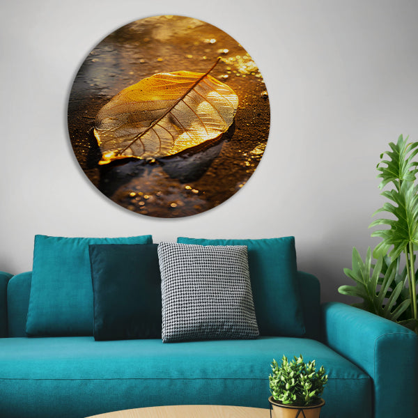 Herfstblad in gouden licht op natte ondergrond aluminium muurcirkel