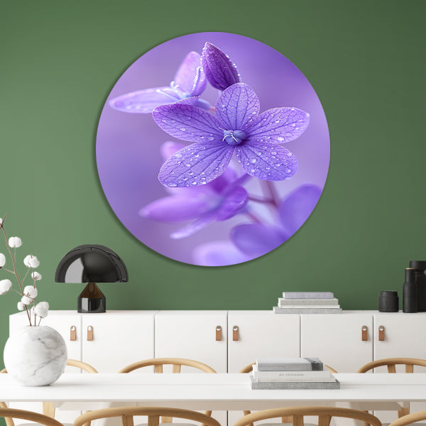 Paarse bloemen met dauwdruppels in close-up aluminium muurcirkel