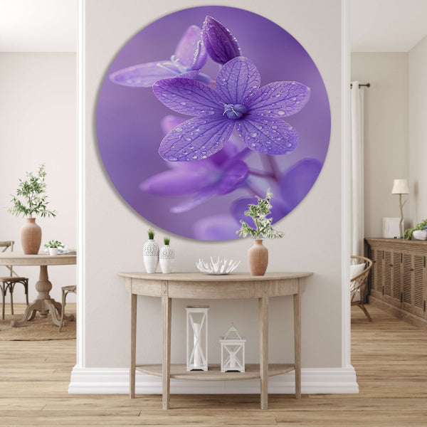 Paarse bloemen met dauwdruppels in close-up aluminium muurcirkel