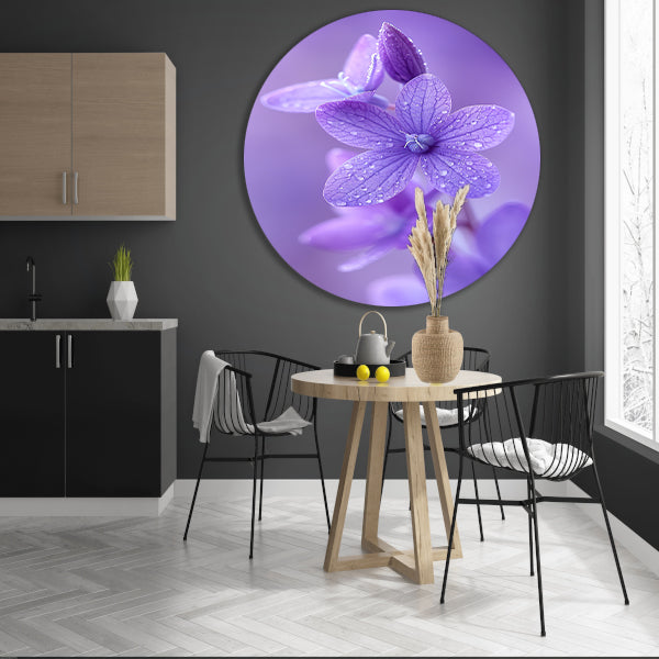 Paarse bloemen met dauwdruppels in close-up aluminium muurcirkel