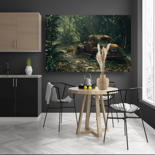 Roestige auto overgroeid door jungle canvas