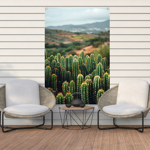 Cactussen in een berglandschap tuinposter