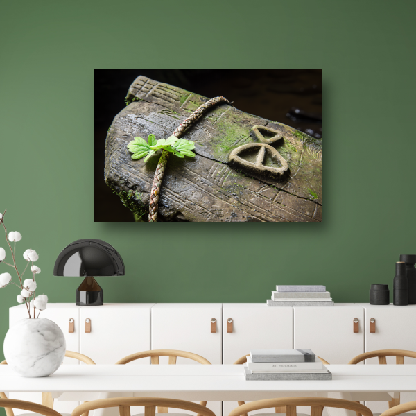 Plant groeit uit holle boomstam canvas