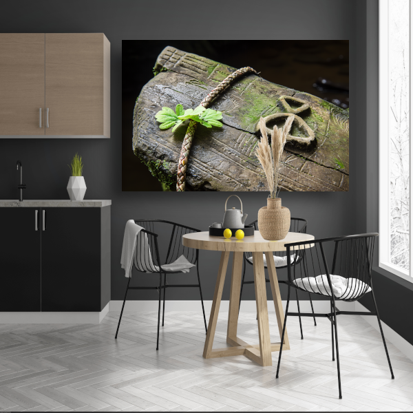 Plant groeit uit holle boomstam canvas