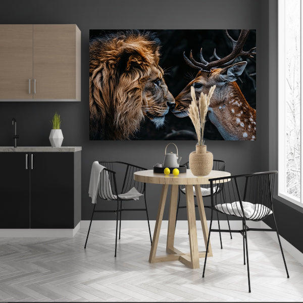 Leeuw en hert tegen donkere achtergrond canvas