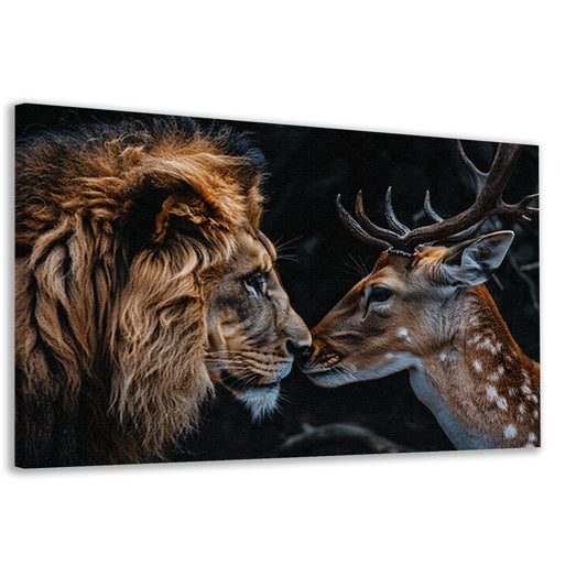 Leeuw en hert tegen donkere achtergrond canvas