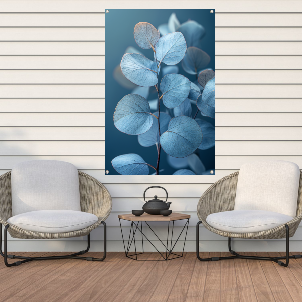 Blauwe eucalyptusbladeren in minimalistisch realisme tuinposter