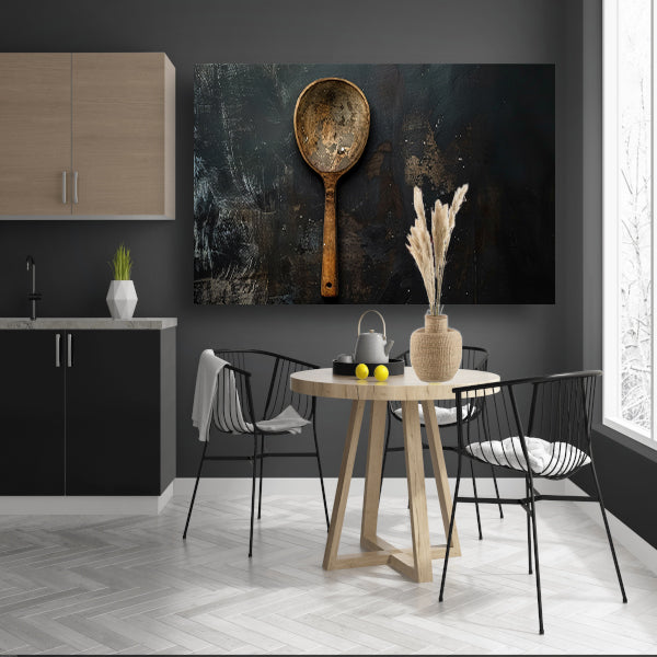 Verweerde houten lepel tegen donkere achtergrond poster