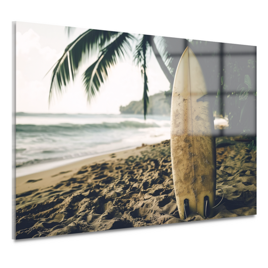 Tropisch strand met wachtend surfboard acrylglas
