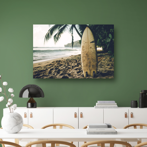 Tropisch strand met wachtend surfboard canvas