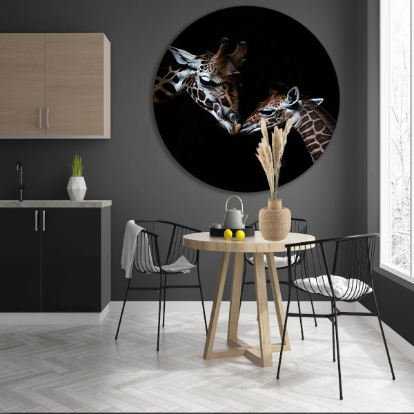 Zwart-wit kunstwerk van nuzzelende giraffen aluminium muurcirkel