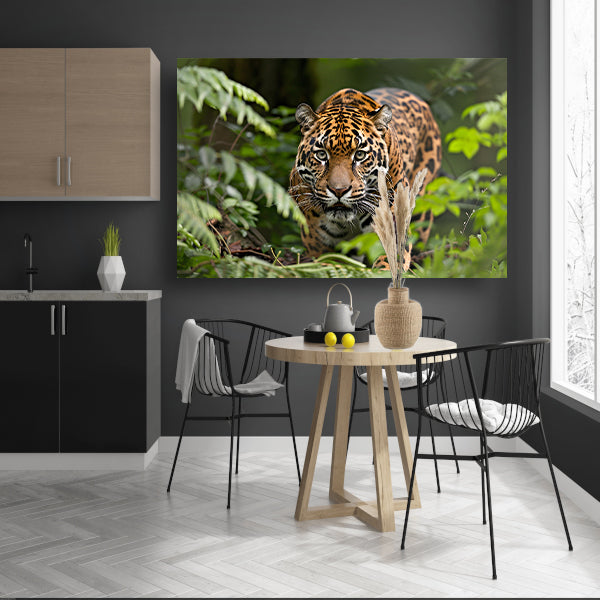 Jaguar sluipt door het regenwoud poster