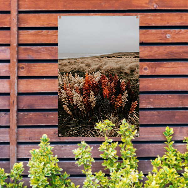 Kleurrijke bloemen aan zee tuinposter