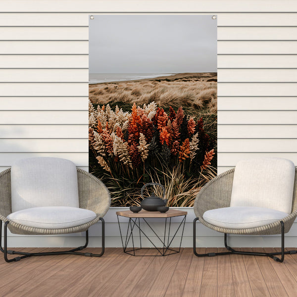 Kleurrijke bloemen aan zee tuinposter