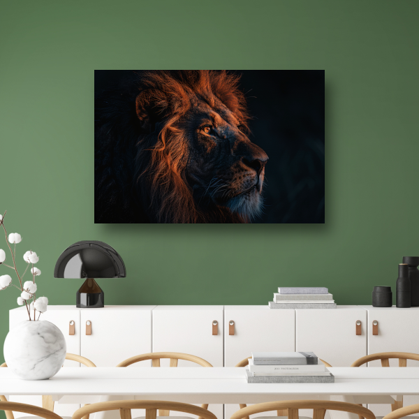 Leeuw in Schemerlicht met Gouden Manen canvas met baklijst