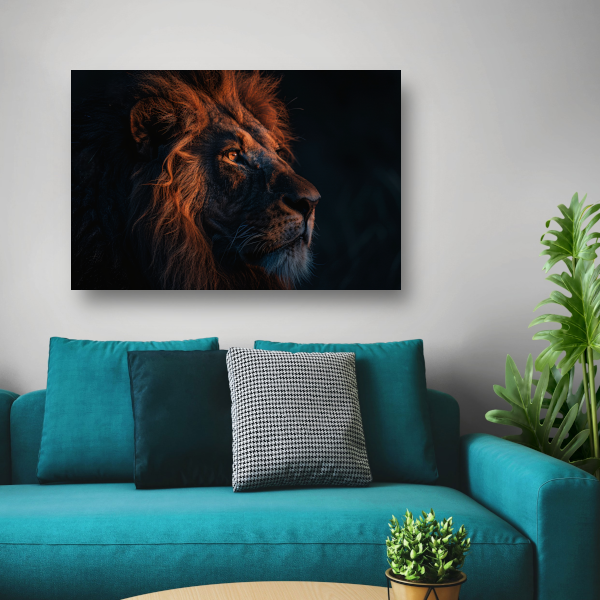 Leeuw in Schemerlicht met Gouden Manen canvas met baklijst