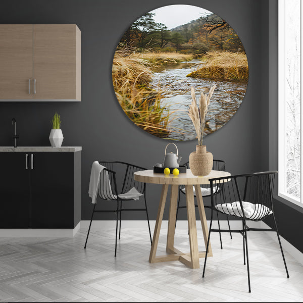 Kabbelend beekje omgeven door herfstgras aluminium muurcirkel