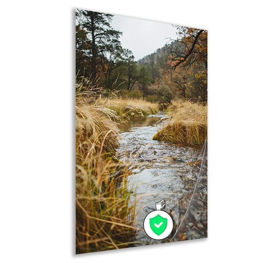 Kabbelend beekje omgeven door herfstgras poster