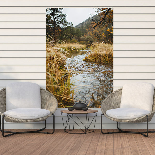 Kabbelend beekje omgeven door herfstgras tuinposter
