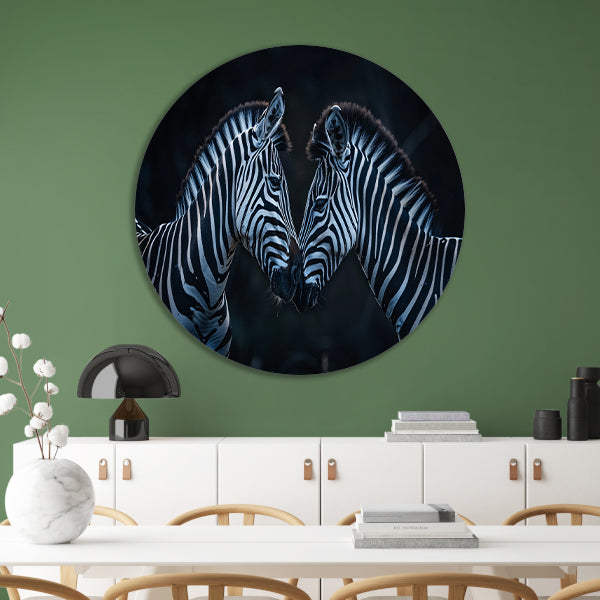 Twee zebra’s in donkere omgeving forex muurcirkel