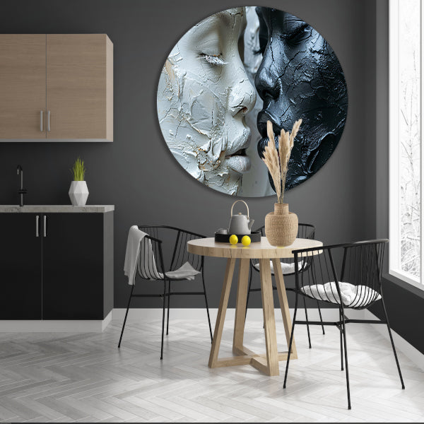 Samenspel van textuur en emotie in monochroom aluminium muurcirkel