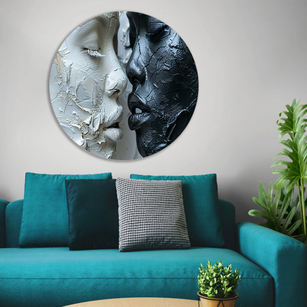 Samenspel van textuur en emotie in monochroom aluminium muurcirkel