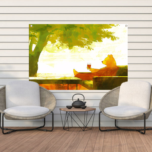 Ontspannen beer onder een groene boom tuinposter
